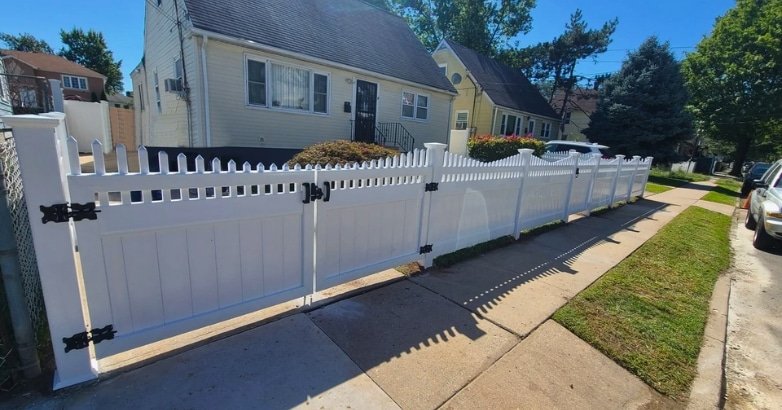 A white fence gates, representing a stylish swing gate choice for residential driveways.